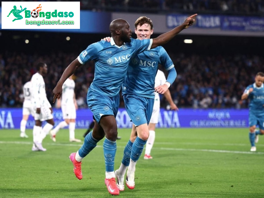 Bộ đôi Lukaku, McTominay vẫn đang thể hiện phong độ ổn định trong màu áo Napoli (Ảnh: The Straits Times)